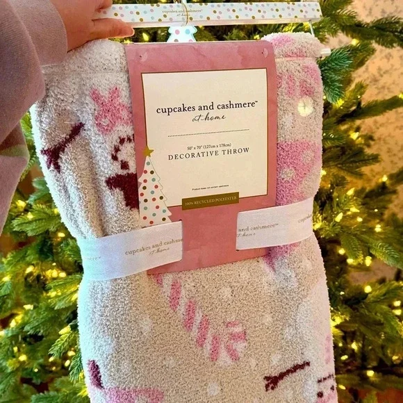 NWT Cupcakes and Cashmere Pink White Viral Snowman Throw Christmas - Picture 8 of 8